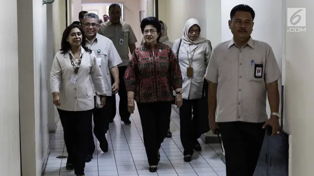 Menkes Nila Moeloek Jenguk Pasien Difteri di RSPI Sulianti Saroso