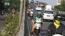 Pengendara sepeda motor melawan arus di fly over kawasan Kemayoran, Jakarta, Kamis (18/8). Aksi nekat tersebut tetap dilakukan pengendara untuk menghindari razia kendaraan bermotor. (Liputan6.com/Immanuel Antonius)