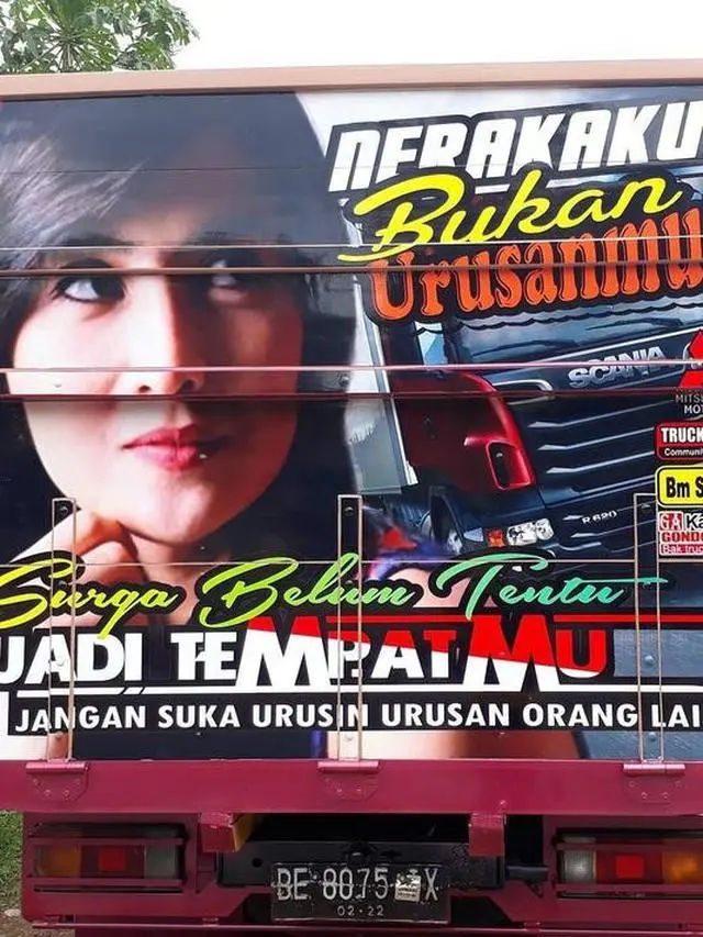 Kumpulan Potret Artis dengan Kata-Kata Bijak Menghiasi Belakang Truk (ist)