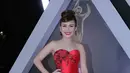 Terlihat dari beberapa foto, Ayu terlihat sedikit kerepotan dengan busana yang dikenakan tersebut. Beberapa kali ia juga mengangkat gaun yang dikenakan menggunakan kedua tangannya. (Deki Prayoga/Bintang.com)