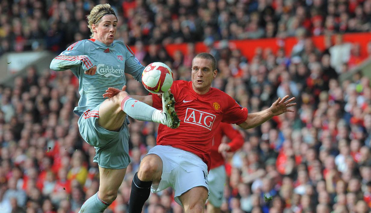Striker Liverpool, Fernando Torres, berusaha melewati bek  Manchester United, Nemanja Vidic. Musim ini Torres dan Steven Gerrard tampil cukup memukau keduanya total mencetak 32 gol pada musim ini. (AFP/Andrew Yates)