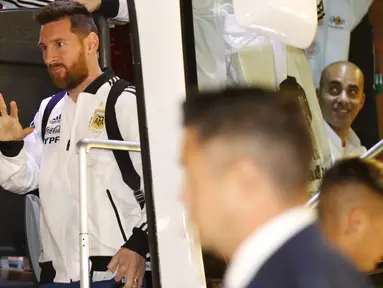 Megabintang timnas Argentina, Lionel Messi, tiba di hotel Hilton menjelang laga persahabatan atau uji coba melawan Uruguay di Tel Aviv, Minggu (17/11/2019). Sebelumnya laga persahabatan antara Argentina vs Uruguay di Israel terancam batal menyusul situasi memanas di kawasan tersebut. (Jack GUEZ/AFP)