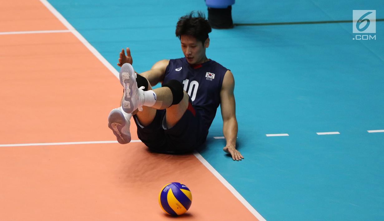 Pemain Timnas voli putra Korea Selatan, Sungmin Moon terjatuh saat melawan Kazakhstan di Semifinal Kejuaraan Voli Asia 2017 di GOR Tri Dharma, Gresik, Senin (31/7). Kazakhstan unggul 3-2. (Liputan6.com/Helmi Fithriansyah)