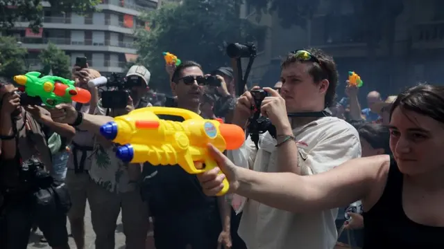 Protes Overtourism, Warga Spanyol Semprot Turis Pakai Pistol Air. (LLUIS GENE / AFP)