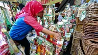 Penjual merapikan parsel yang telah selesai di hias untuk dijual dikawasan Cikini, Jakarta, Sabtu (17/6). Penjual mengaku, biasanya pemesanan parcel akan mulai membludak pada H-6 atau H-5 Lebaran. (Liputan6.com/Faizal Fanani)