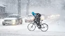 Pengendara sepeda berjuang melewati salju tebal di Aalborg, Denmark, Selasa (27/2). Cuaca dingin di Siberia yang dijuluki "The Beast from the East" membuat suhu di sebagian Eropa menurun. (AFP PHOTO/Scanpix DAN Ritzau SCANPIX/Henning Bagger/Denmark OUT)
