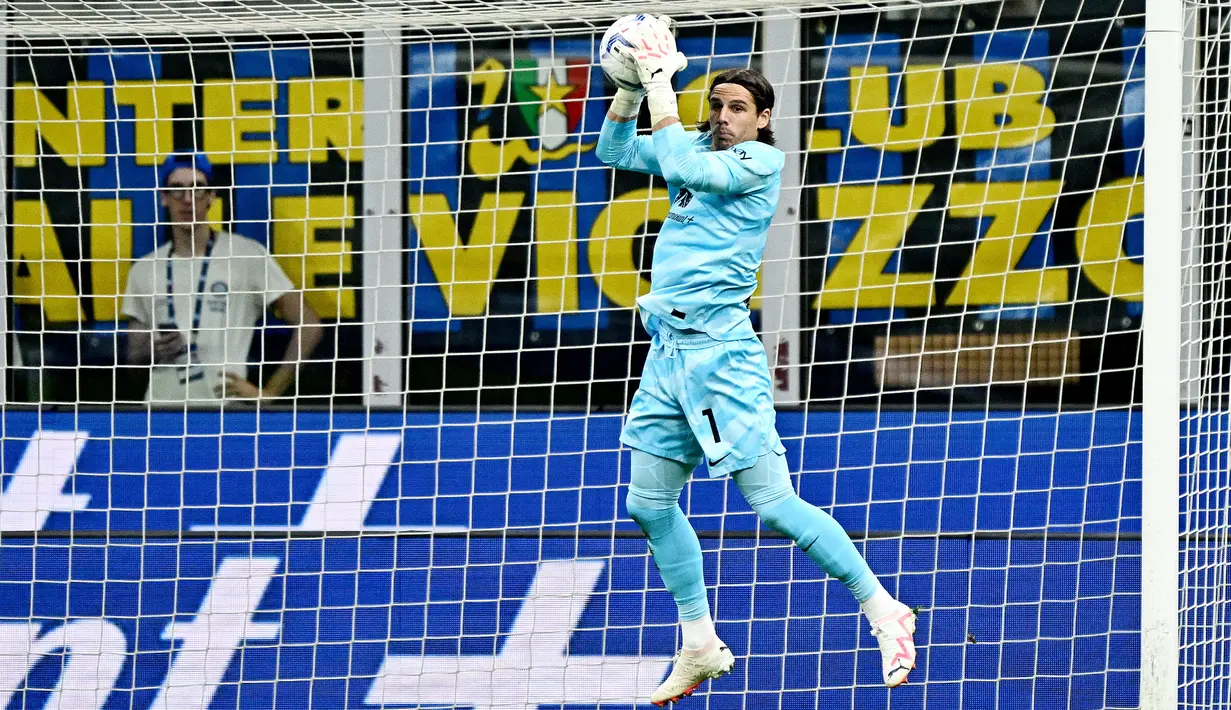 Sommer juga baru kebobolan sembilan gol sejauh ini. Catatan itu seolah menjawab keraguan bahwa Inter akan melemah usai melepas Onana ke Manchester United pada musim panas lalu. Siapa sangka, situasinya kini berbanding terbalik 180 derajat. (AFP/Gabriel Bouys)