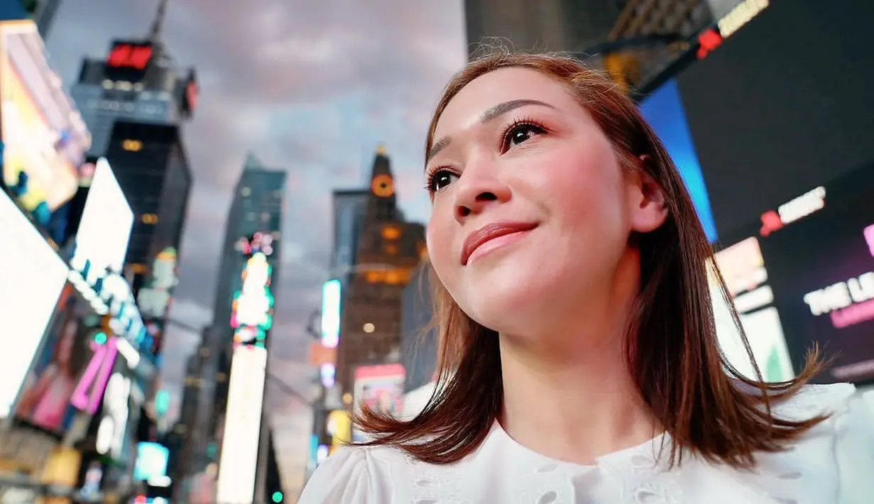 <p>"Ketika dirimu penuh penuh dengan cahaya, maka cahaya itu akan menyinari sekelilingmu, jangan jadikan dia kotor atau tertutup oleh kotoran&hellip; Have a great thursday guys," tulis Maia sebagai keterangan foto. (Foto: instagram.com @maiaestiantyreal)</p>