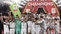 Bek Bologna asal Italia #29, Lorenzo Desilvestri, dan penyerang Bologna asal Italia #07, Riccardo Orsolini. memegang trofi untuk merayakan kemenangan setelah memenangkan pertandingan final Piala Italia (Coppa Italia) antara AC Milan dan Bologna di stadion Olimpiade di Roma, Kamis dini hari WIB (15-5-2025). (Isabella BONOTTO/AFP)