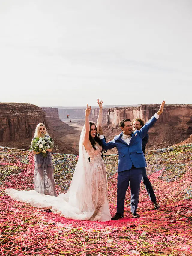 [Bintang] Nikah di Ketinggian, Foto-foto Pasangan Ini Bikin Jantung Longsor