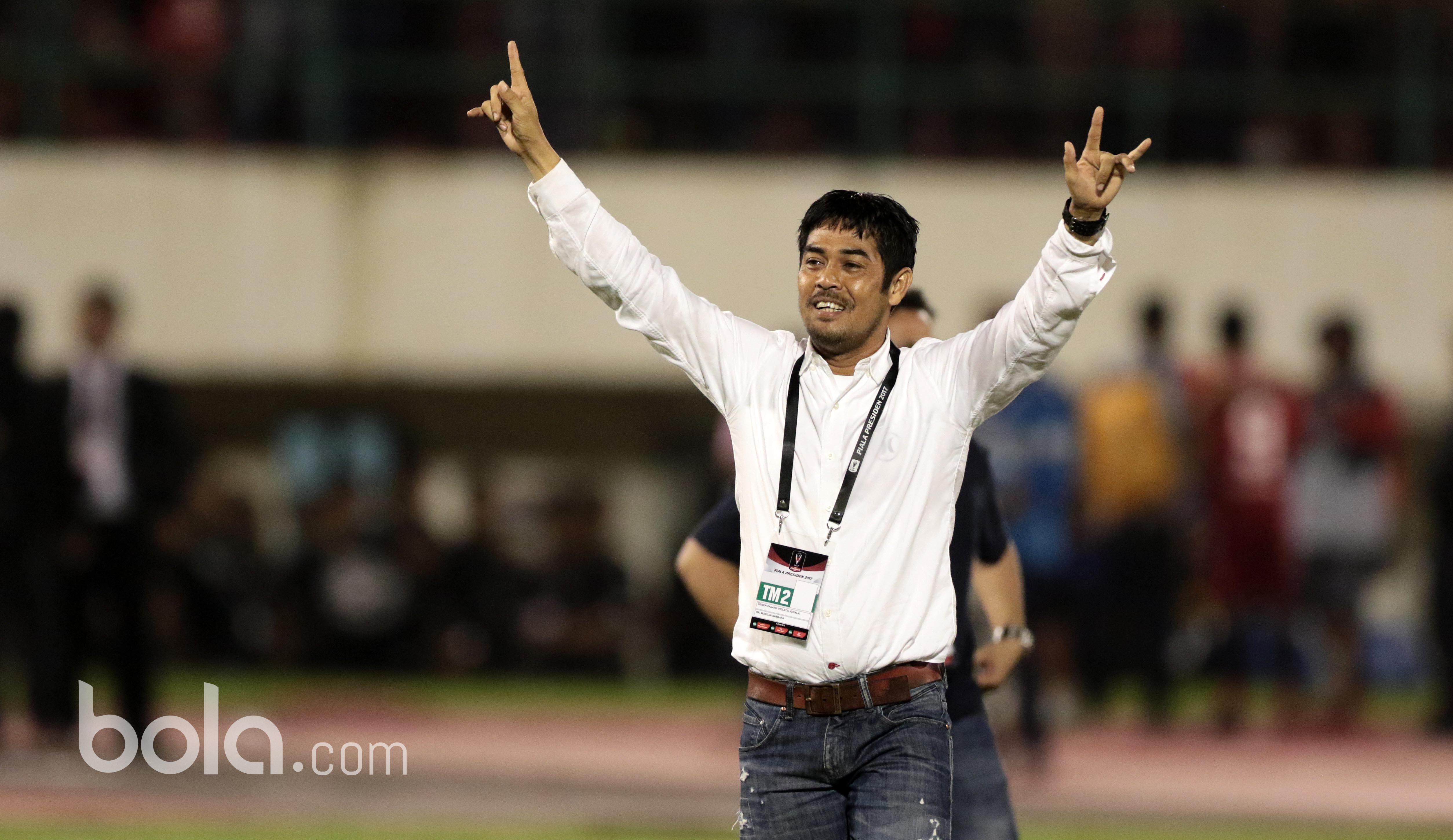 Pelatih Nilmaizar di Stadion Manahan, Solo. Jumat (26/2/2017). (Bola.com/Nicklas Hanoatubun)