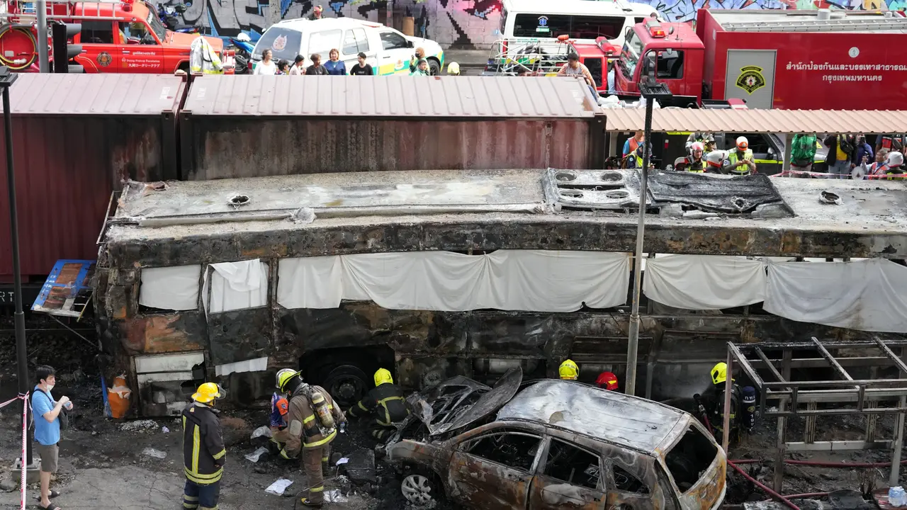 Sebuah kereta api menabrak bus di Bangkok, Thailand, pada Sabtu (16/5/2026). (Dok. AP Photo/Sakchai Lalit)