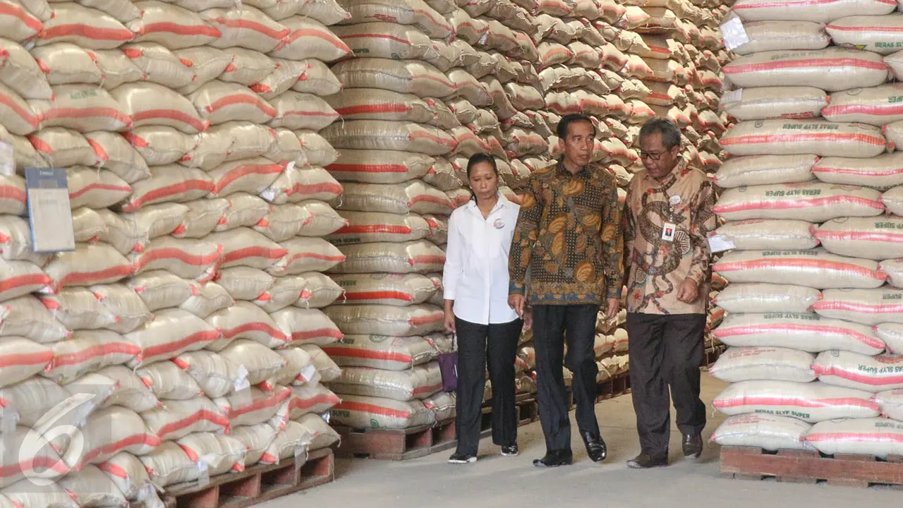 20151002-Jokowi Lepas 1.034 Ton Beras Serentak untuk Lima Kota-Jakarta