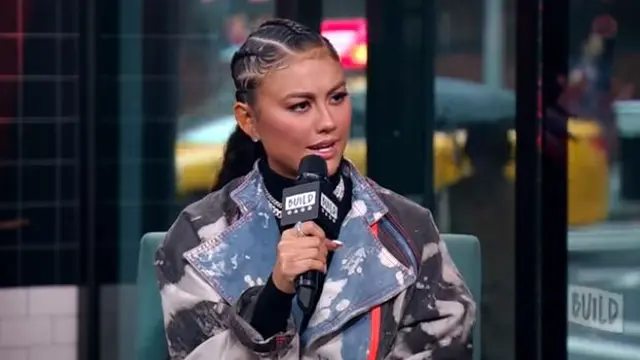 Agnez Mo Pilih Dandanan Sendiri Kala Tampil di Build Series