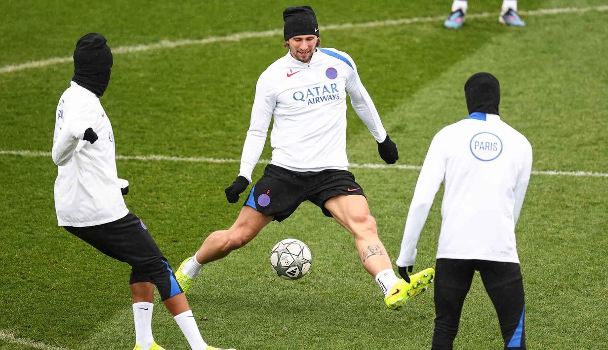 Kemenangan atas Newcastle nanti akan memuluskan langkah mempertahankan takhta juara sekaligus memastikan kelolosan ke fase gugur untuk ke 14 kalinya secara beruntun. Tampak dalam foto, bek Paris Saint-Germain asal Ukraina, Illia Zabarnyi (tengah) mengontrol bola selama sesi latihan di Campus Paris Saint-Germain di Poissy, pinggiran barat Paris pada Selasa 27 Januari 2026. (Franck FIFE/AFP)