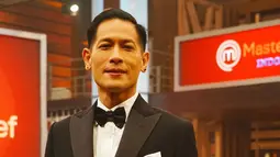 Di acara grand final MasterChef musim 8 lalu terlihat chef Juna memakai setelan jas resmi. Pakai jas hitam dan dasi kupu-kupu, gayanya banyak dipuji warganet. (Liputan6.com/IG/junarorimpandeyofficial)