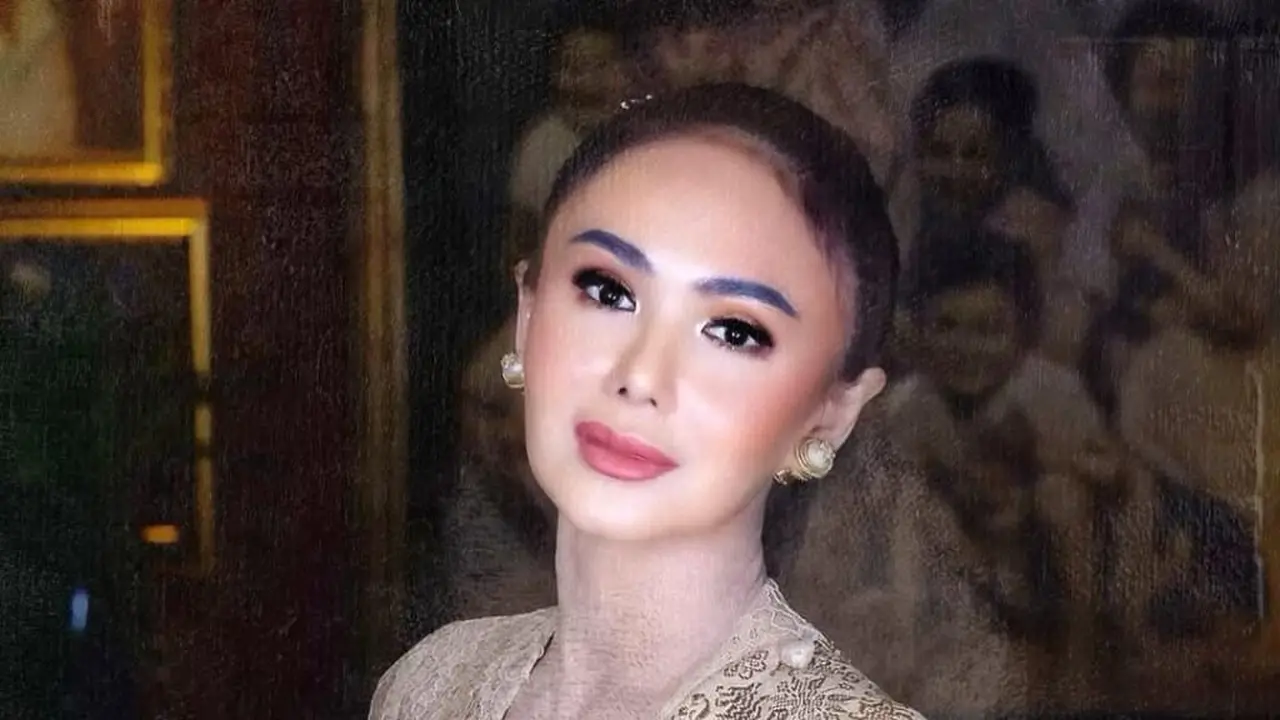 Model Batik dan Kebaya ala Yuni Shara. (instagram/Yunishara36)
