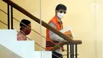 Bupati Solok Selatan nonaktif, Muzni Zakaria mengenakan kacamata dan masker akan menjalani pemeriksaan terkait kasus dugaan menerima suap proyek pembangunan infrastruktur Jembatan Ambayan dan Masjid Agung di Solok Selatan di Gedung KPK, Jakarta, Selasa (19/5/2020).  (merdeka.com/Dwi Narwoko)