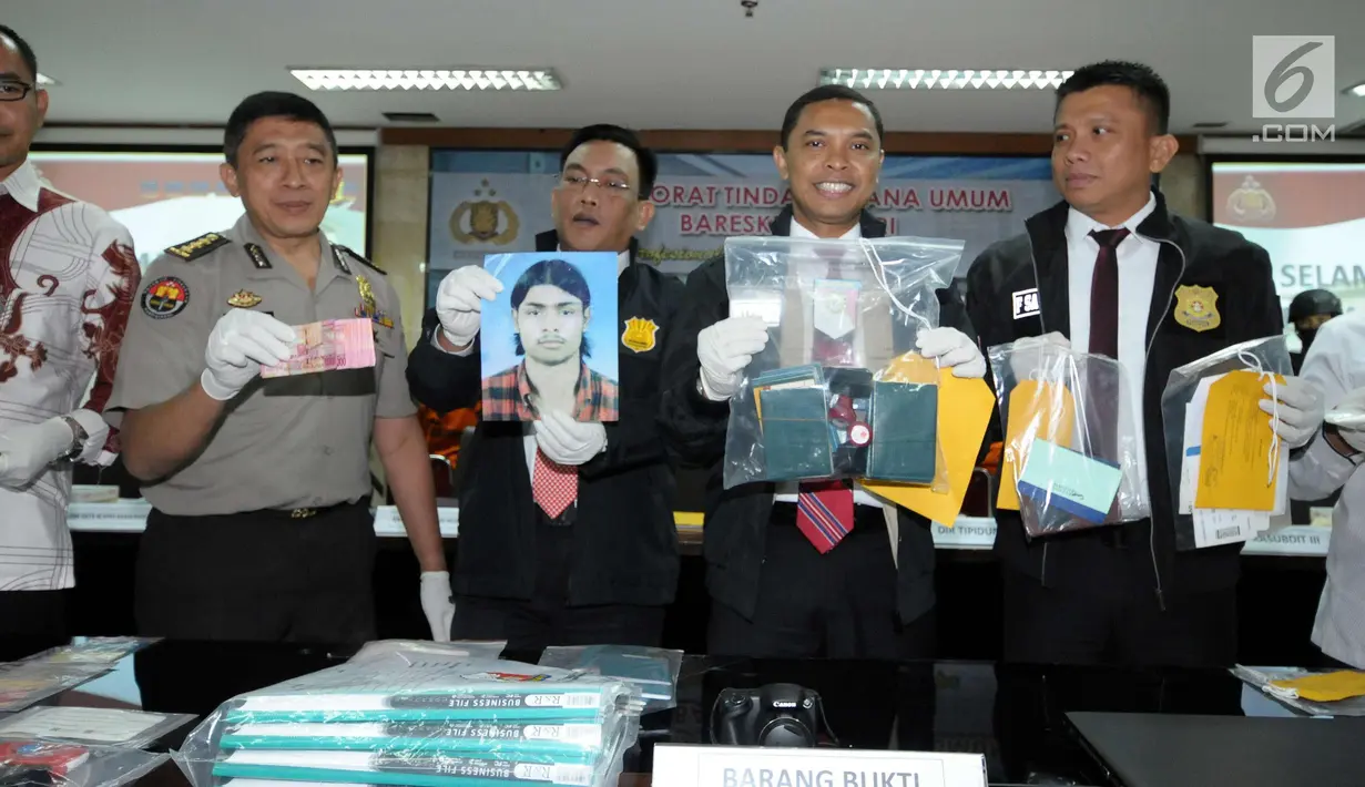 Dirtipidum Bareskrim Mabes Polri, Brigjen Pol Herry Rudolf Nahak (kedua kanan) memperlihatkan barang bukti kasus Tindak Pidana Perdagangan Orang di Bareskrim Mabes Polri, Jakarta, Senin (23/4). Delapan tersangka ditahan. (Liputan6.com/Helmi Fithriansyah)