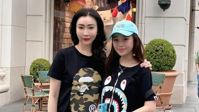 6 Potret Kompak Livy Renata dan Sang Mama, Bak Kakak Beradik