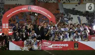 Pemain dan official tim Port FC merayakan gelar juara turnamen Piala Presiden 2025 di Stadion Si Jalak Harupat, Bandung, Jawa Barat, Minggu (13/7/2025). (Liputan6.com/Helmi Fithriansyah)