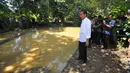 Presiden Joko Widodo melihat lokasi proyek sodetan Tarum Timur di Sungai Citarum, Kecamatan Compreng, Subang, Jawa Barat, Jumat (26/12). Sodetan sepanjang tujuh kilometer itu akan terealisasi dalam dua tahun. (ANTARA FOTO/Agus Suparto)