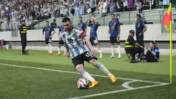 Argentina sukses mengalahkan Australia dengan skor 2-0 pada FIFA Matchday yang digelar di China. Lionel Messi bermain penuh pada laga ini. Messi bahkan ikut mencetak gol kemenangan Tim Tango. (AP Photo/Andy Wong)