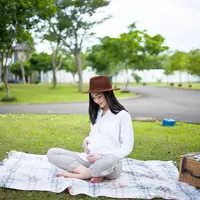 Ririn Dwi Ariyanti kini tengah menunggu waktu melahirkan anak ketiganya. Di kehamilannya kali ini, aura kecantikan Ririn semakin terpancar. Terlebih dengan gaya busananya yang modis dan menginspirasi bumil lainnya. (Instagram/ririndwiariyanti)