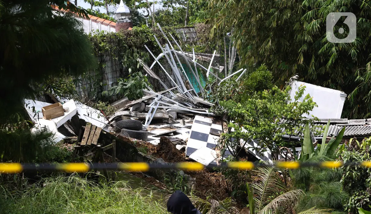 Rumah yang rusak akibat pergeseran tanah di kawasan Bojong Koneng, Babakan Madang, Kabupaten Bogor, Jawa Barat, Jumat (16/9/2022). Badan Penanggulangan Bencana Daerah (BPBD) setempat mencatat 18 unit rumah mengalami kerusakan, dan pergeseran tanah itu menyebabkan retakan-retakan di tanah, dinding, plafon dan lantai rumah warga serta akses jalan sudah tidak bisa dilewati oleh kendaraan roda dua dan roda empat. (Liputan6.com/Herman Zakharia)