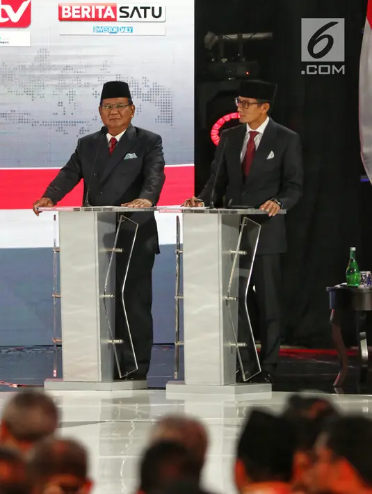 Capres dan Cawapres nomor urut 02 Prabowo Subianto-Sandiaga Uno memberikan visi misi selama Debat Pilpres 2019 kelima di Jakarta, Sabtu (13/4). Debat kelima mengambil tema Ekonomi, Kesejahteraan Sosial, Keuangan dan Investasi. (Liputan6.com/Johan Tallo)