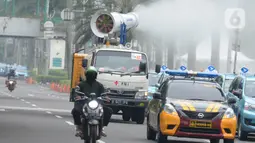 Mobil gunners spraying Palang Merah Indonesia (PMI) melakukan penyemprotan disinfektan di kawasan Jalan Asia Afrika, Jakarta, Kamis (7/5/2020). Selama PSBB Jakarta dan sekitarnya, PMI melakukan penyemprotan berskala besar se-Jabodetabek sebagai upaya pencegahan Covid-19. (merdeka.com/Dwi Narwoko)