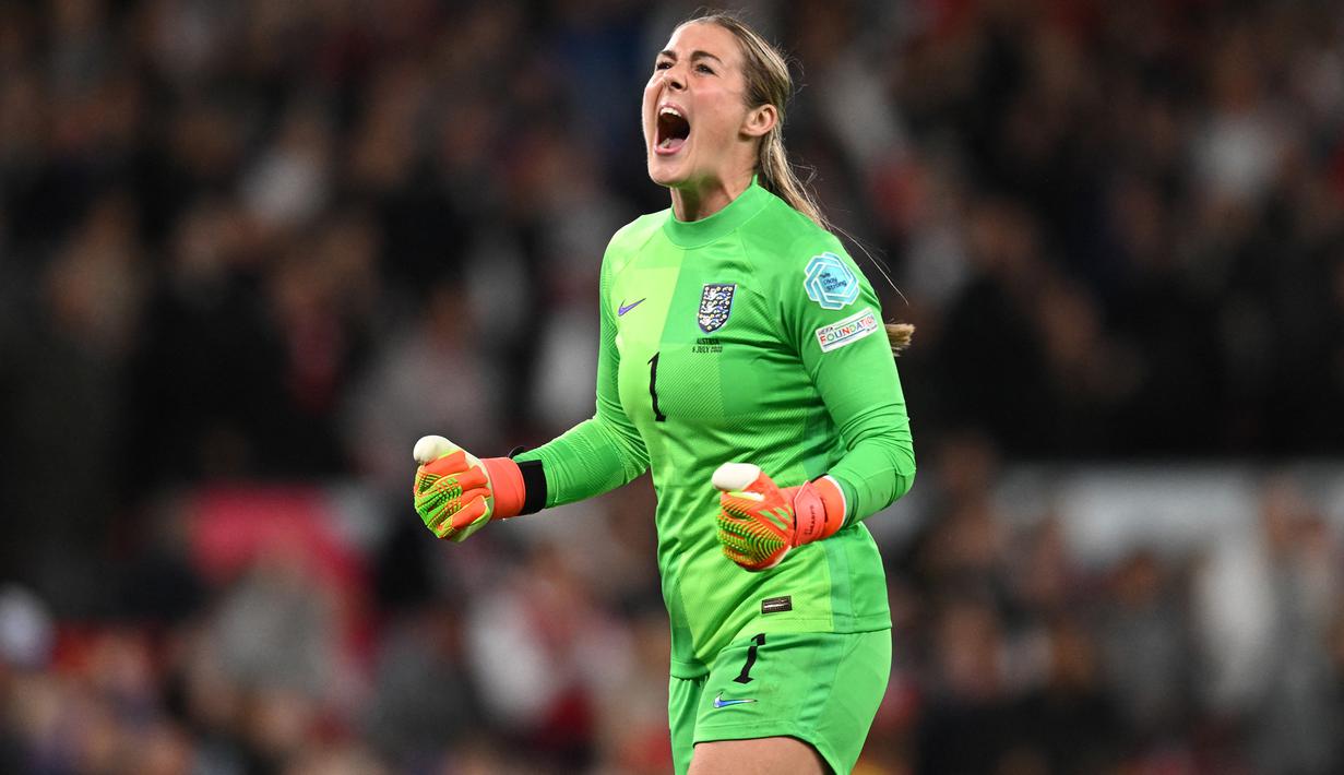 Selebrasi kiper Timnas Wanita Inggris, Mary Earps setelah berakhirnya laga menghadapi Austria pada laga fase Grup A Piala Eropa Wanita 2022 di Old Trafford Stadium, Manchester (6/7/2022). Salah satu kelebihan dari Mary Earps adalah kecakapannya dalam mementahkan eksekusi penalti. Saat berseragam Reading Ladies, ia sempat menggagalkan 7 dari 10 eksekusi penalti pada musim 2017/2018. (AFP/Daniel Mihailescu)