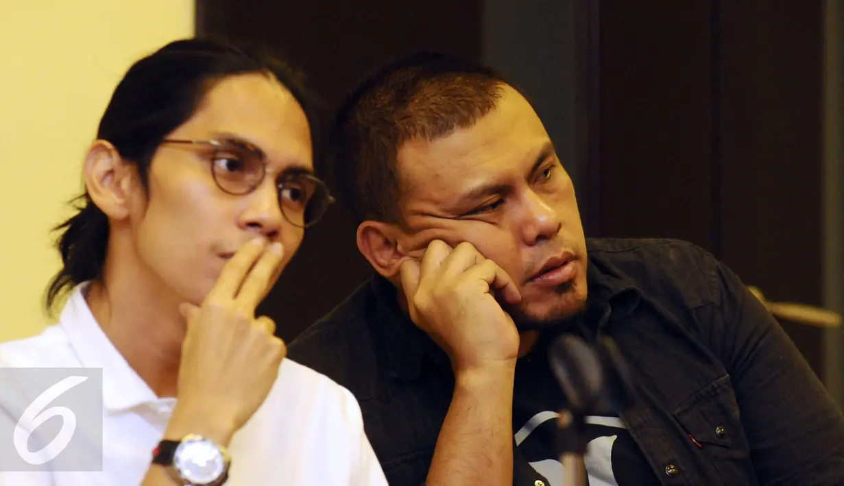 Sutradara film, Angga Sasongko (kiri) bersama Joko Anwar menyimak pertanyaan terkait dukungan pekerja film terhadap revisi PP Daftar Negatif Investasi Sektor Usaha Film di Jakarta, Selasa (9/2/2016). (Liputan6.com/Helmi Fithriansyah)