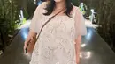 Mendapat kejutan manis dari sang suami, terlihat jelas kebahagiaan yang terpancar di wajah sang bumil. Penampilan wanita kelahiran 9 Juni 1986 itu di acara baby shower pun banjir pujian netizen. Wanita yang akrab dipanggil Ci Oliv itu semakin memancarkan aura bumil yang menawan. (Liputan6.com/IG/@sumargodenny)