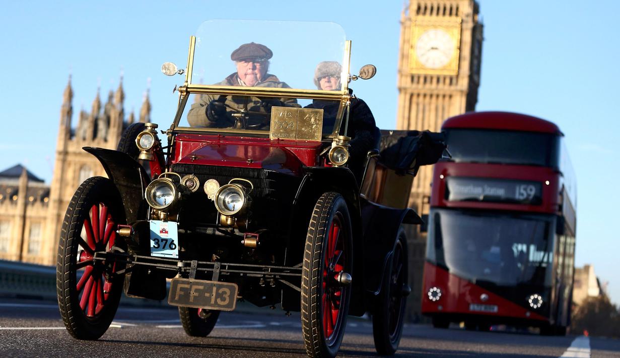 Peserta mengendarai mobil klasik seri Wolseley 1904 saat mengikuti tur tahunan dengan mobil veteran dari London ke Brighton di London, Inggris (6/11). Lebih dari 400 mobil klasik ikut memeriahkan acara tahunan ini. (Reuters/Neil Balai)