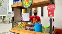 Asep pun menamai usahanya Rujak 78 dan mulai berjualan di depan toko Alfamart Taman Daan Mogot.