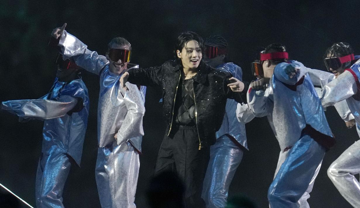 <p>Aksi memukau penyanyi asal Korea Selatan, Jungkook saat menyanyikan lagu Dreamers pada upacara pembukaan Piala Dunia 2022 di Al Bayt Stadium, Qatar, Minggu (20/11/2022). (AP Photo/Natacha Pisarenko)</p>