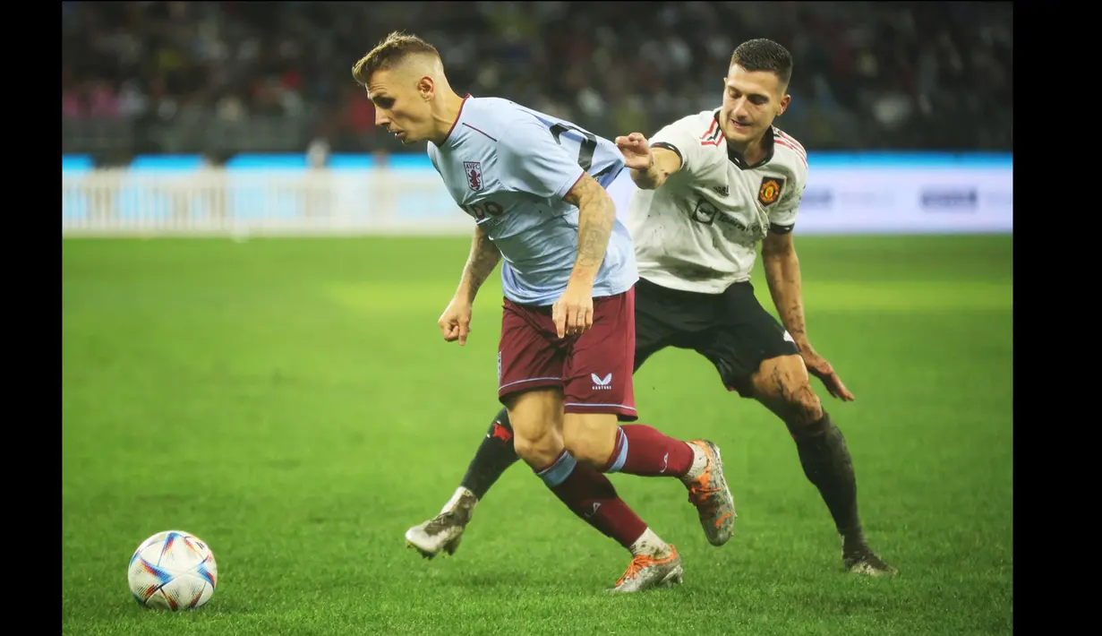 Dampak lainnya adalah lapangan yang licin usai hujan membuat pergerekan pemain menjadi sulit hingga harus menarik baju lawan agar bisa merebut bola. (AFP/Trevor Collens)
