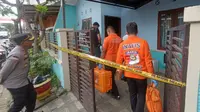 Polisi menggelar olah tempat kejadian perkara seorang ibu rumah tangga yang meninggal usai minum cairan pembersih lantai pada Kamis, 25 Januari 2024 (Liputan6.com/Zainul Arifin)