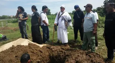 Istri kedua Opick langsung di makamkan hari ini, Senin (19/3) di TPU Cilincing Jakarta Utara. Liang Lahat dipenuhi air, Opick sempat minta makam istrinya dipindah.