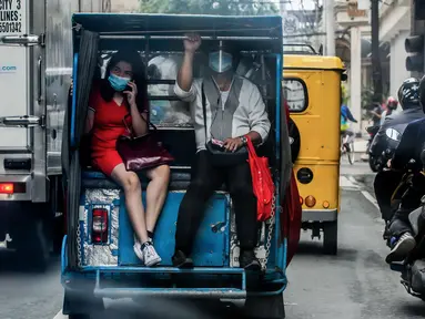 Warga mengenakan masker menaiki transportasi di Manila, Filipina (2/8/2020). Jumlah kasus terkonfirmasi COVID-19 di Filipina melonjak menjadi 103.185 setelah Departemen Kesehatan negara itu melaporkan total 5.032 kasus baru pada Minggu (2/8). (Xinhua/Rouelle Umali)