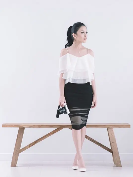 Warna dasar hitam-putih adalah yang terbaik. Chelsea Olivia pun berpendapat demikian. Dengan atasan berwarna putih dipadukan dengan rok hitam dapat memaksimalkan penampilan.(Photo : Instagram)