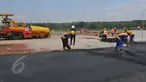 Sejumlah pekerja saat menyelesaikan pengaspalan jalan tol Cikapali, Cirebon, Jawa Barat, Kamis (6/5/2015).  Jalan tol sepanjang 116 km rencananya selesai pada pertengahan bulan Juni 2015 dan akan digunakan pada arus mudik. (Liputan6.com/Andrian M Tunay)