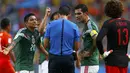 Pemain Meksiko melakukan protes atas keputusan wasit yang memberikan hukuman penalti buat tim berjuluk El Tri di laga 16 besar Piala Dunia 2014 di Stadion Castelao, Fortaleza, (29/6/2014). (REUTERS/Eddie Keogh) 