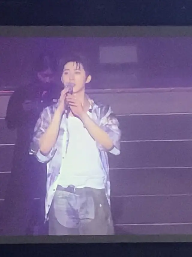 B.I berinteraksi dengan penggemar dalam konser HYPE UP Jakarta. (Liputan6.com/Jihan Rafifah)
