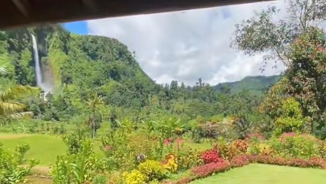 Potret Kesederhanaan Isi Rumah Abah Jajang dengan pemandangan Air Terjun Curug Citambur (Sumber: TikTok/uliners_)