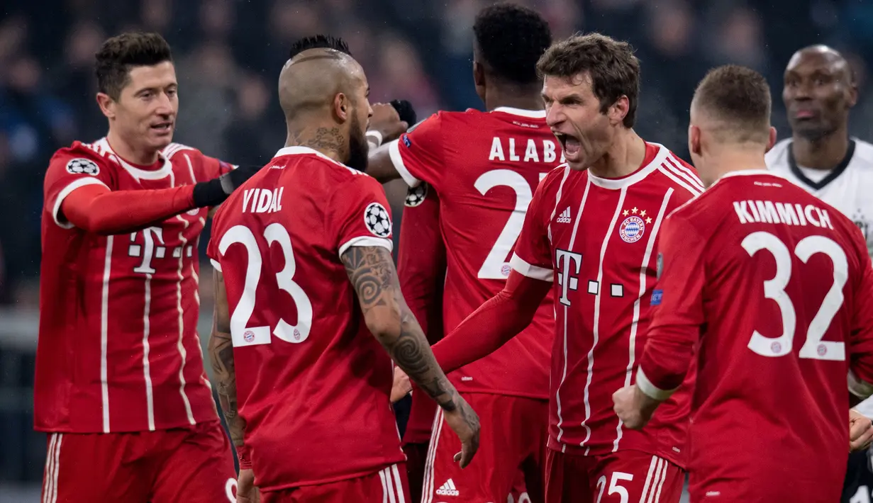 Para pemain Bayern Munchen merayakan gol yang dicetak Thomas Mueller ke gawang Besiktas pada laga Liga Champions di Stadion Allianz Arena, Munchen, Selasa (20/2/2018). Munchen menang 5-0 atas Besiktas. (AFP/Sven Hoppe)