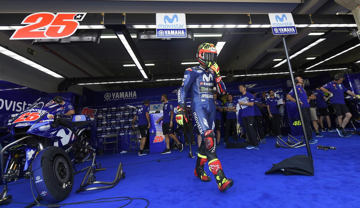 Pebalap Movistar Yamaha, Valentino Rossi, berjalan usai sesi latihan MotoGP Aragon di Sirkuit Aragon, Spanyol, Sabtu (21/9/2018). Pada sesi latihan ini, pria Italia itu hanya menduduki posisi kesembilan. (AFP/Jose Jordan)