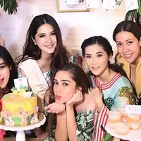 Belakangan ini makin marak mendekati kelahiran ada kejutan baby shower. Belum lama ini, artis Nabila Syakieb baru saja mendapatkan kejutan baby shower dari keluarga dan para sahabatnya. (Instagram/nsyakieb85)