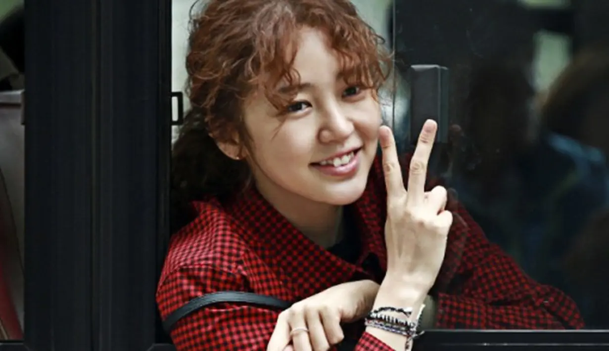 Yoon Eun Hye tampil dengan rambut keriting saat ia bermain dalam drama Marry Him If Your Dare. (Foto: couch-kimchi.com)